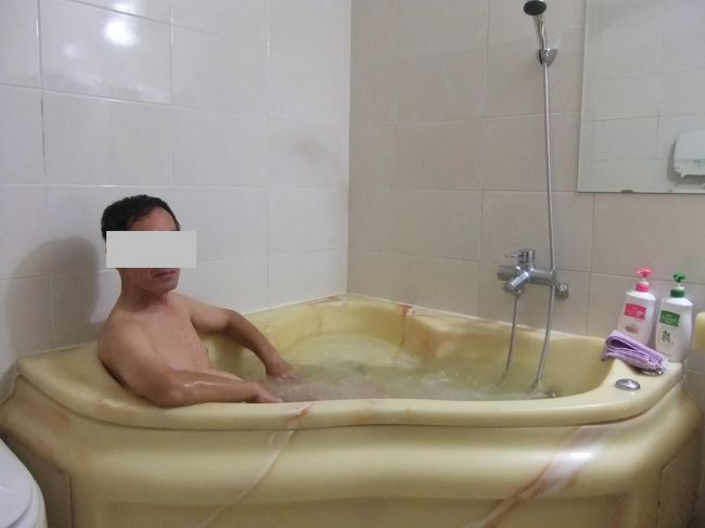 バスタブがあり、ジェットバスになっていた。