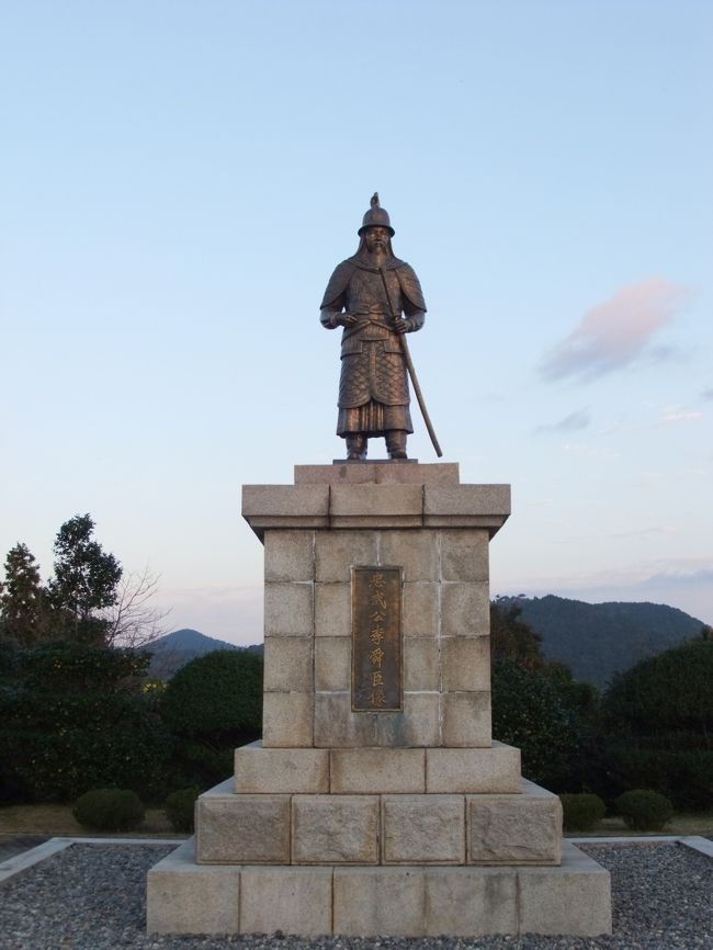 朝の南望山公園の頂上<br /><br />沢山の方がジョギングや体操をしていた。<br /><br />銅像はヒーローの李舜臣（イスンシン)将軍