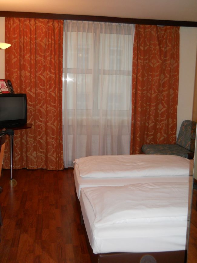 今回のホテルはこのサイトでクチコミ評価が高かった「アルティス」に宿泊。<br /><br />空港からＳ7で20分くらいRennweg駅から徒歩5分かからない。ホテルの近くにスーパーやトラムの駅もあって便利。<br /><br />リンク内は高いので少し離れたここは1泊1万円以下で良かった。<br />4つ星は言い過ぎだけどね。<br /><br />ツインのシングルユース。