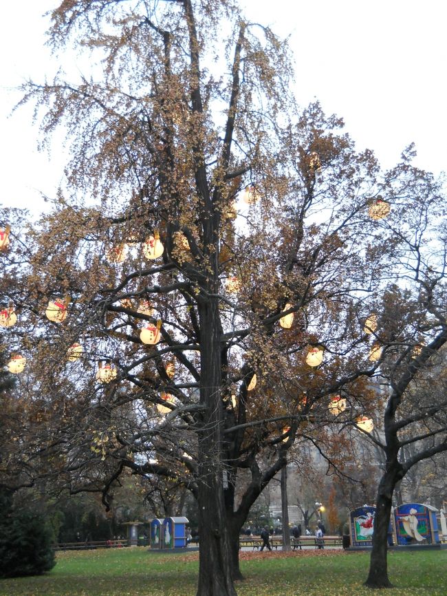 歩いて市庁舎前に、ここのクリスマスマーケットはウイーンでも一番賑やかなんだそうだ。<br /><br />スノーマンも輝いてる。