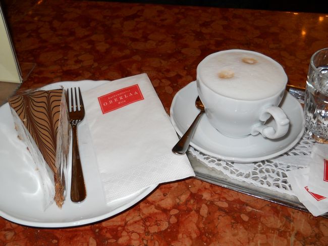 ここのケーキは日本人の口にあう。<br /><br />甘さ控えめ、軽食も出来るので混んでいる。<br /><br />ナッツムースとチョコレートのトルテ3.6ユーロ、メランジェ3.5ユーロ。<br /><br />地下にあるトイレもキレイ。