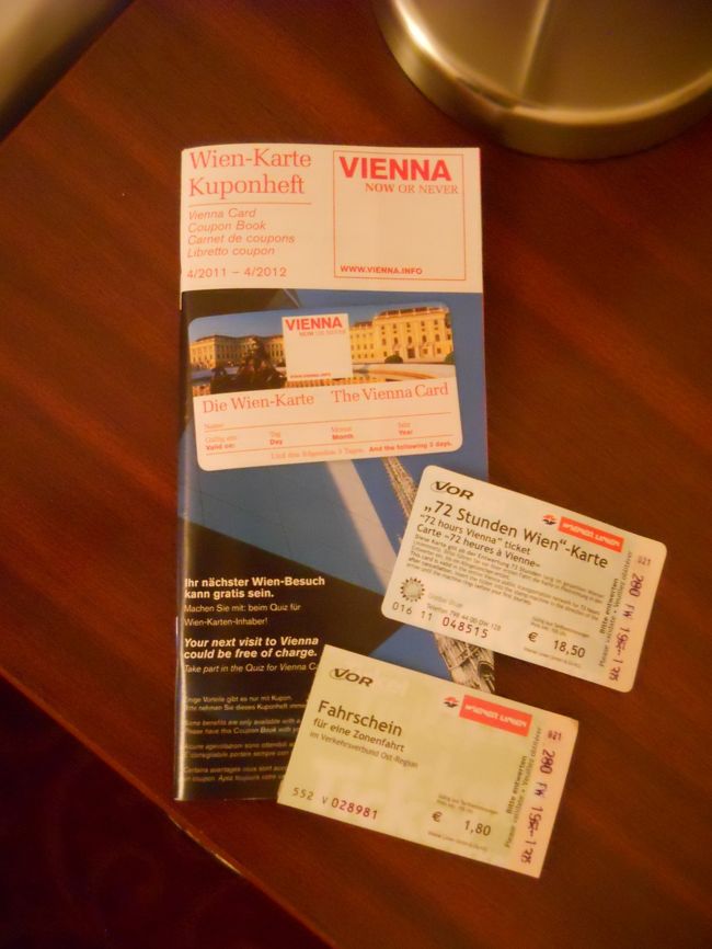 今回もお世話になった「ウイーンカード」<br /><br />カードの裏面が72時間バス、地下鉄、トラム乗り放題券。<br /><br />空港の観光局（荷物受け取り前）で購入するのがおススメ。<br /><br />Ｓ7で市内に行くと伝えるとゾーン券1.8ユーロも一緒に販売してくれる。<br /><br />タクシーを利用する時もこれがあれば10％引きになる。