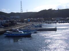 久里浜へ到着。サルベージ船などが停泊してました。