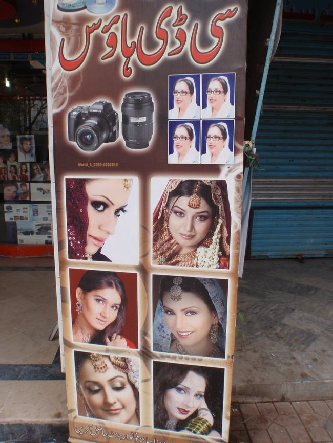 こんな女性もちろん外を歩いてはいないが、気合いをいれるとこんな感じになるのであろう。だいぶ濃いっすね。