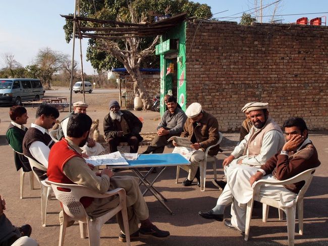 日帰りで行ってきたタキシラ遺跡。地元民が日向ぼっこをしていた。観光客いないのね。タキシラ遺跡はカンダーラ時代の遺跡でインド仏教の中心地だ。世界遺産すよ。