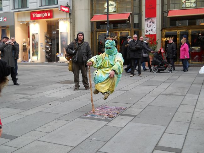 王宮から歩いてケルントナー通りにやってくるとオヤジが浮いているパフォーマンス。<br /><br />寒いのにエライ。