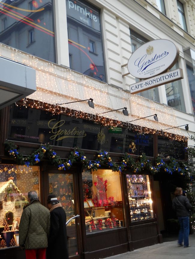ケルントナー通りの「ゲルストナー」でお茶。<br />