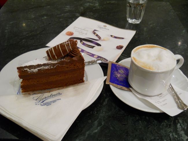トリュフトルテ3.8ユーロ、メランジェ3.5ユーロ。<br /><br />お土産にチョコレートも購入。