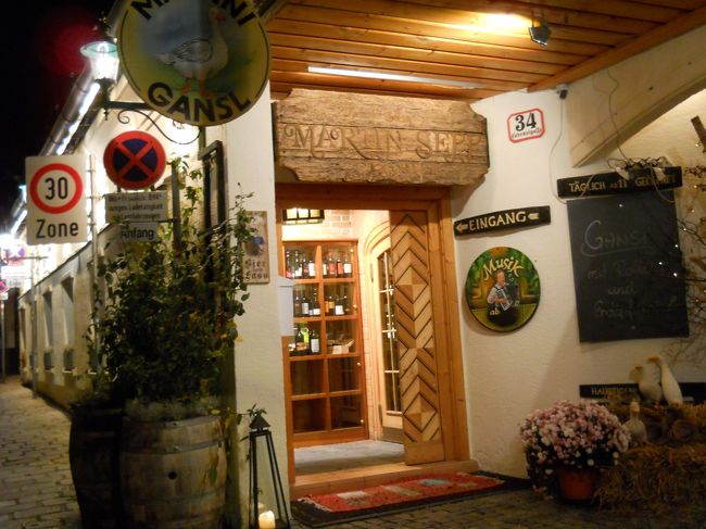 ウイーンにこの時期くればもちろんワインの新酒！！<br /><br />38番のトラムで終点グリンティングのホイリゲに。<br /><br />前回と違った店に入ったところ、新しい感じ。<br /><br />「ツム・マルティン・ゼップ」と書いてあってトイレもキレイ。