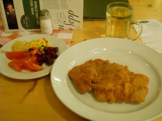ウイーンに来て初めて食べるシュニッツエル8.9ユーロ。<br /><br />ハウスワインは2.9ユーロ、何杯でもイケる飲みやすさ。