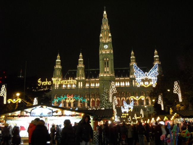 ホイリゲの帰り、市庁舎前はライトアップされて賑やか。<br /><br />トラムを降りて寄り道。