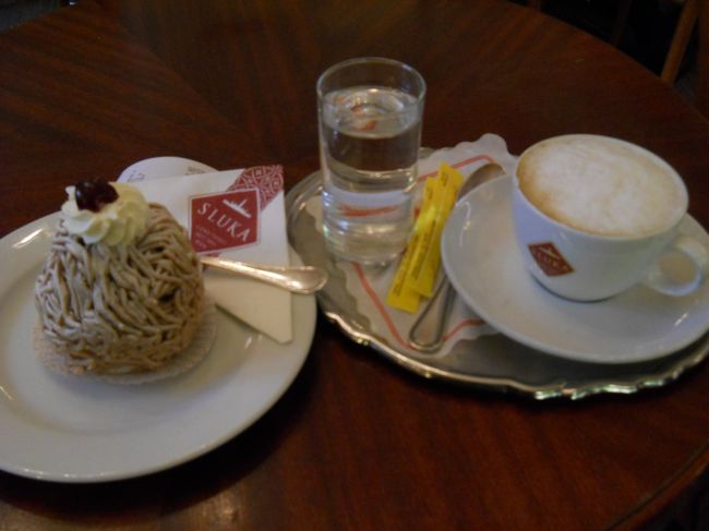 写真がボケちゃってるけど、クリームトルテ4.6ユーロ、メランジェ3.9ユーロ。<br /><br />こんなに大きいのに一気にイケてしまう美味しさ。