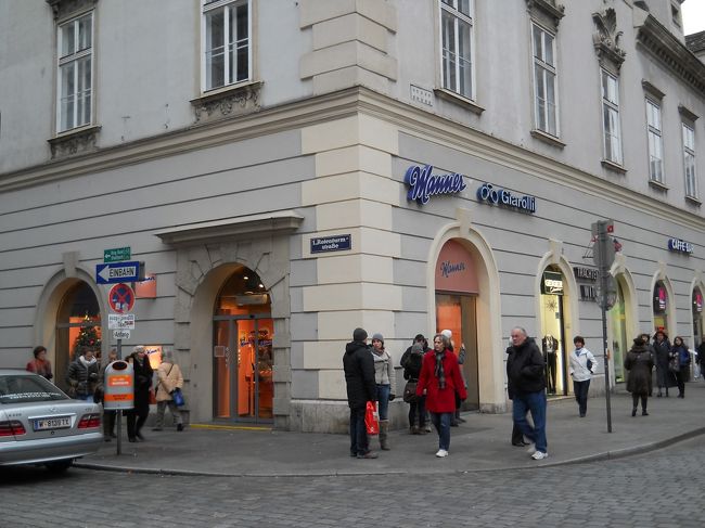 シュテファン広場前の「マンナー」ここのウエハースはホントに美味しいけど、買うならここよりスーパーの方が安い。<br /><br />種類やお土産にはここのが体裁いい。