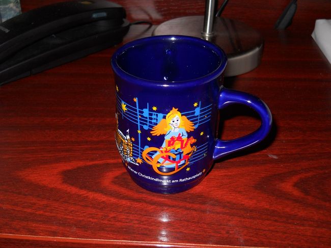 市庁舎のクリスマスマーケットでグリューワイン(ホット赤ワインにはちみつやスパイスが入っている）を購入時、カップ代も込なのでいいお土産に。<br /><br />会場ごとにデザインが違う。