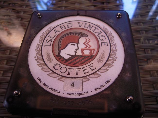 式後の食事会でごはんはたっぷり出るらしいから朝は軽めにしようということで、ISLAND VINTAGE COFFEE からお持ち帰りしたのは