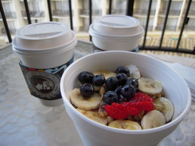 アサイーボウル☆<br />初♪<br />ハワイらしく（？）ラナイでいただきます♪<br /><br />おいしー♪o(≧▽≦)o<br />このほんのり甘い感じ、フルーツも色々だし、グラノーラ（？）とか入ってて食べてて飽きない！もっと早く出会ってれば！！！<br />しかも以外とおなかいっぱいになる〜☆<br /><br />アサイーと一緒に頼んだのはチャイラテ。日本のスタバより甘い感じ。うーん。。。このへんの甘さもアメリカンか。。。（−　−；<br />コーヒー好きじゃない人はこーゆーとき選択肢が少なくて悲しい。素直にＡＢＣでジュース買うべきかなー。<br /><br />で、今日は友人の挙式なのでドレスアップ！