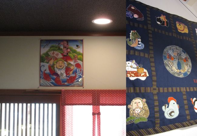 左写真　：　入口上に掛かっている恵比寿さん。　右写真　：　干支を縫いこんだ壁飾り。