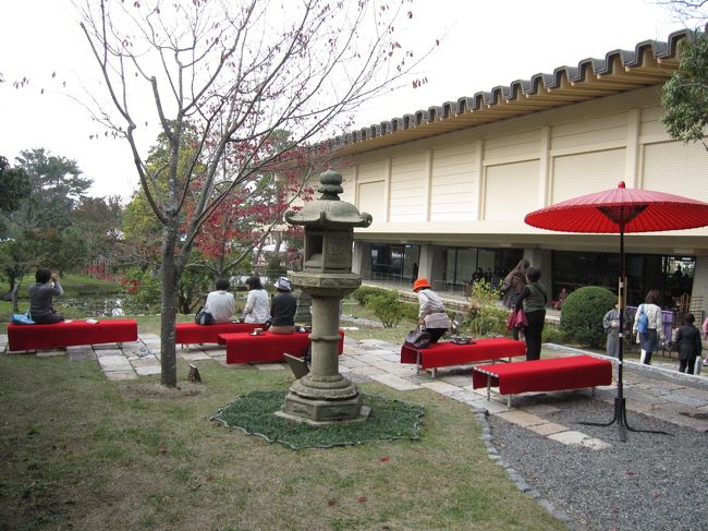 横のお茶席の様子です。写真を見て気が付いたのですが、写真に写っている人物は何と全員女性なのです。