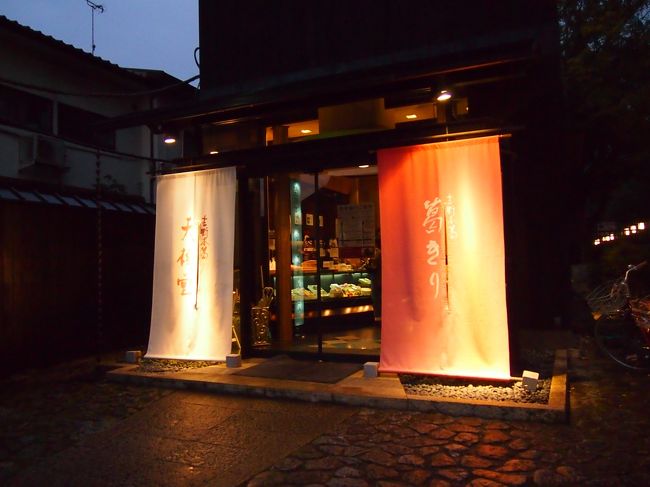 飲食できるカフェのの手前に商品を購入できるお店がありました。<br /><br />