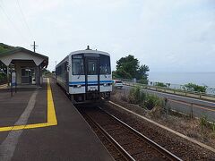海沿いの駅、田儀で出雲市に着くまでの最後の対向列車待ち。海を眺めながら対向列車を待ちました。けっこう横の道を車が走っていました。