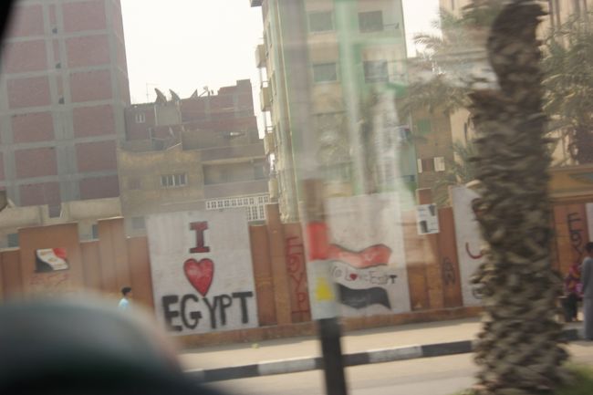 翌日はピラミッドに向かいます。<br />乗り合いバスで向かったのですが、そのエジプシャンに当たり前のように、<br />ハッパないの？薬は？と聞かれ、「ないよ。やるの？」と聞いたら「うん、大好きだよ」との返事が。<br />イスラムでは大罪じゃなかったっけ？<br />ピラミッド近くまでついたので降りようとするとぼったくられそうになり暴言をはかれました。