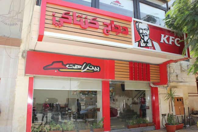 かの有名なケンタッキーです！<br />スフィンクスの目線の先にケンタッキーがあるという話は有名ですね。<br />ピザもありました。