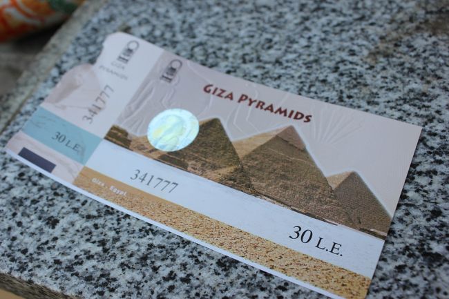 ユース割引でチケット購入。<br />荷物検査をして入場。<br />入ったところでチケットを見せろといわれ見せるとそれをとられ、<br />着いてこいと。何で？と思い色々聞いてもいいからこい、と。<br />怪しいと思ったので文句を言って奪い返しましたが、やっぱり怪しかった。<br />こういうのを従業員も全く取り締まろうとしてないのがびっくり。<br />そして観光地にいるエジプシャンは本当に酷いです。<br />さすが世界3大人のウザい国と言われているだけあります。<br />ぼったくれないことがわかってくると、平気で暴言はいてきたりする人もいるので、<br />個人で行く人は気をつけてください。