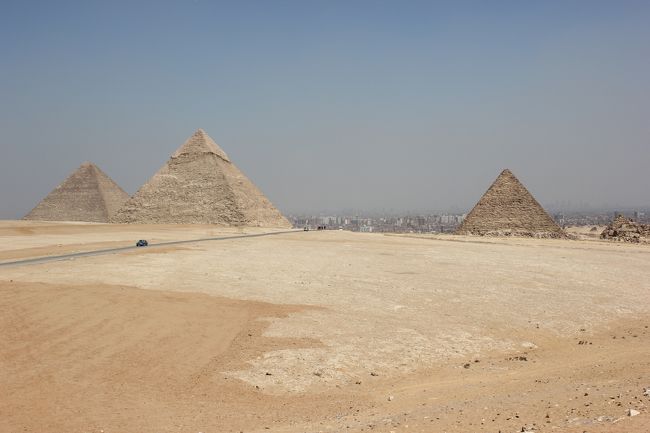 ビュースポットがあるようなので、暑い中向かいます。<br />殆どの客はバスでびゅんびゅん移動しているので、羨ましい。。。<br />何度も何度もラクダに乗らないかと言われます。<br />「値段知ってるか？1LEだぞ！」という売り文句なのですが、<br />これは乗るのが1LEで降りるのに日本円に換算して数千円請求されるという定石ですので、<br />乗りたい方はそれを含めてきっちり値段交渉をしてください！