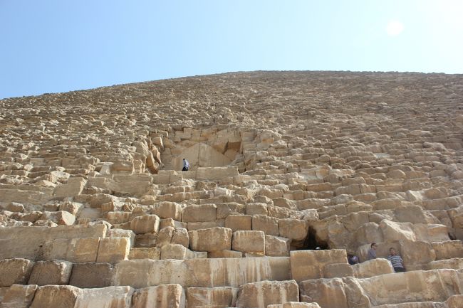 この黒い部分から中に入れます。<br />もちろんお金がいりますし、一日人数が限られています。<br />でも多分バクシーシを払えばガイドしてくれそう。<br />高そうだけど。。