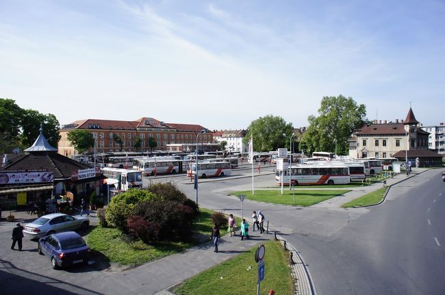 ジュール駅に隣接するバスターミナル。<br />バスを待っている間、一人旅の日本人女性Kさんを発見したので、ご一緒させていただくことになりました。