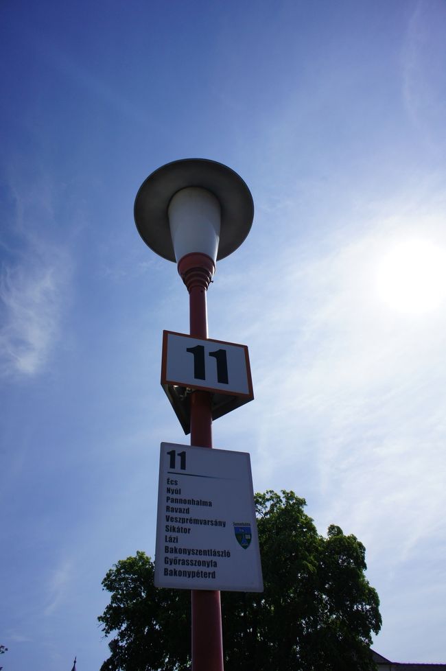 世界遺産、パンノンハルマ修道院へのバスに乗ります。