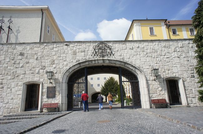 30分程度で修道院正門前に到着。