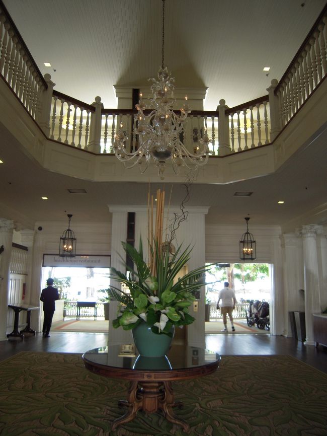 とりあえずロビー集合。<br />暇なのでホテル内の写真をバッシャバシャ撮る私。<br /><br />まずエントランス。<br />