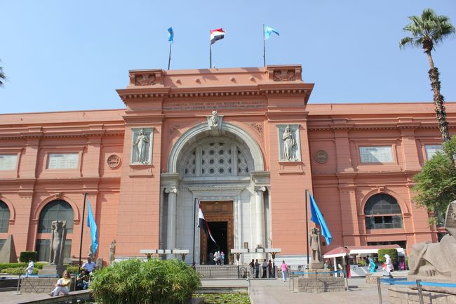 翌日は考古学博物館へ。<br />ここもユースディスカウントです。<br />入場前にカメラは預けるので写真はとれませんでしたが、<br />面白かったです。<br />とはいえ実はツタンカーメンを見たのは2回目でした。<br />帰りに外で学生っぽい子たちに話しかけると、<br />イスラム教の良さを語られ、勧誘されました。笑