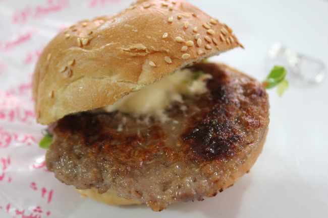 ハンバーガー4LEで腹ごしらえ。<br />スタッフの子も働き者でいい子でした！<br />ほんとエジプシャン万歳。<br />ムスリム万歳。