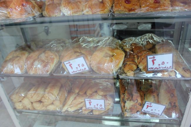 こうやってパンうってても、アラビア語が読めなきゃ値段がわかりません。