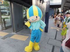 今回のスタジアム、長良川競技場に向かうバスの乗り場で並んでいたらこんな着ぐるみが。