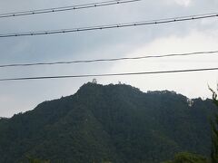 スタジアムに到着しアウェイ待機列に並んでいると山の上に岐阜城の天守閣を見ることができました。