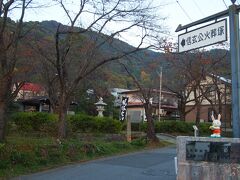 〔武田信玄公火葬塚〕

武田神社から東の方に15分程度歩いてゆくと、住宅街の一角にひっそりと「信玄公火葬塚」との案内板がでています。
