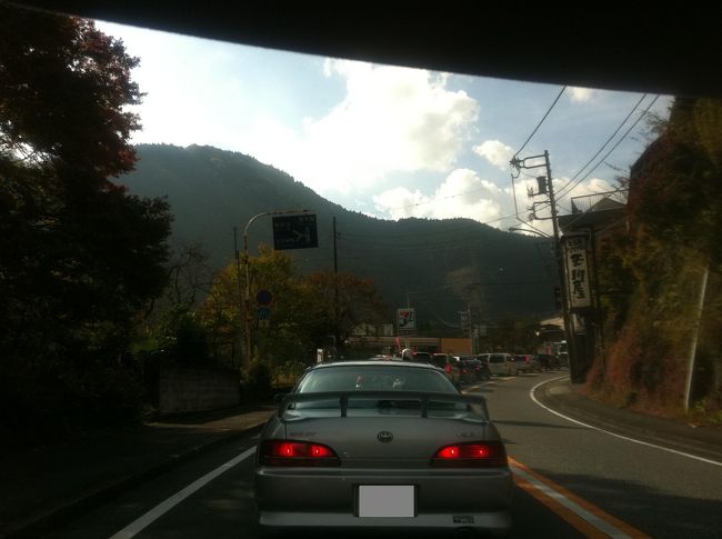 少し前に知人が行っていた釜飯屋さんがすごく良さそうだったので、急に思い立って奥多摩へ向かいました。<br /><br />紅葉の時期だけあって青梅街道は大混雑。<br /><br />これは御嶽駅付近です。<br />車はもちろん山歩きの方や自転車でツーリングしている方も多かったです。