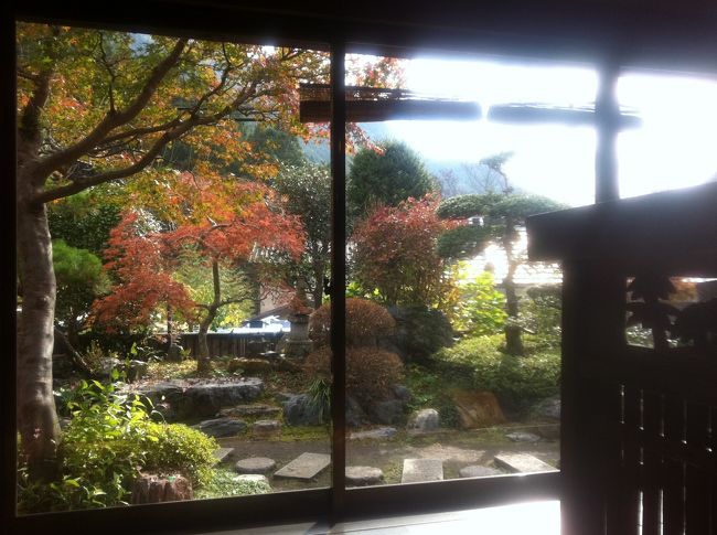 少し待って入店できました。<br />席は庭を眺められるお座敷になっていました。