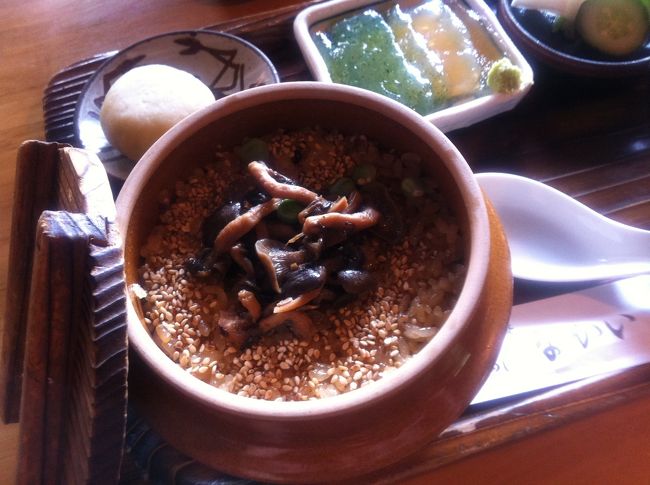 わたしはきのこ釜飯定食をオーダー。<br />定食には味噌汁、刺身こんにゃく、漬物、ゆでまんじゅうがつきます。<br />味噌汁を水炊きに変更することも可能です。<br /><br />釜飯は他に山菜、うなぎがありました。<br />時期によっては竹の子や栗釜飯もあるようです。<br />他にラーメンや定食類もあります。<br /><br />味はとても素朴な感じです。<br />美味しいけど、個人的には峠の釜飯のほうが好きかな…<br /><br />でも、お店の雰囲気がいいので訪れる価値はあると思います。