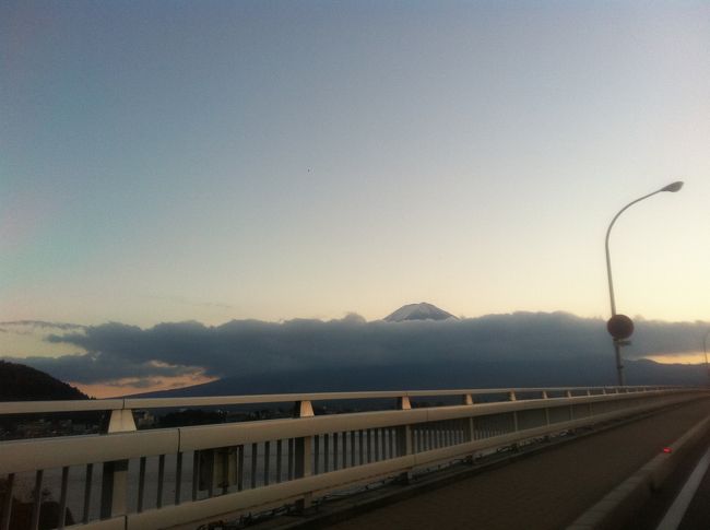 河口湖大橋からの富士山。<br />頭しか見えないけどやっぱり綺麗です。<br /><br />結局、東名も渋滞しているとのことで山中湖を通り道志みちを走って帰りました。<br />が、道志みちもすごい交通量でした。ヽ(TдT)ノ<br /><br /><br />紅葉の時期はどこも混むんですね。<br />疲れましたが沢山の紅葉を見れて楽しかったです。<br />♪(*´▽｀*)ノ゛