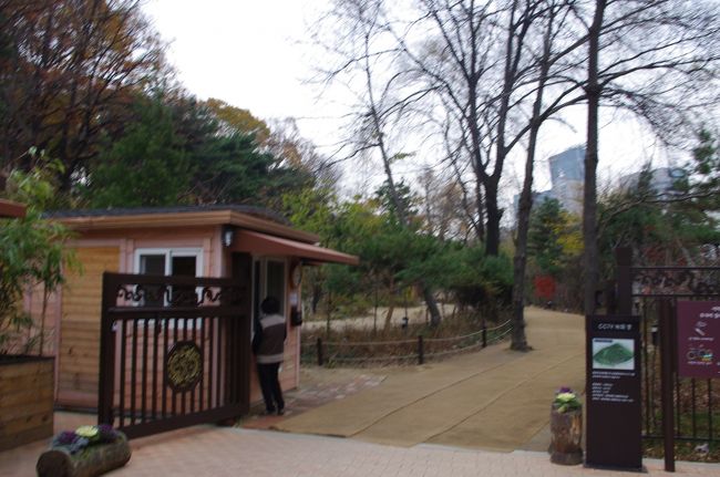 世界文化遺産「朝鮮王陵」　宣陵・靖陵の入口<br /><br />＊冬季入場は６：３０〜２０：００で月曜日休館、観覧料は大人１０００ウォン、地下鉄2号線宣陵駅8番出口より２００ｍ。