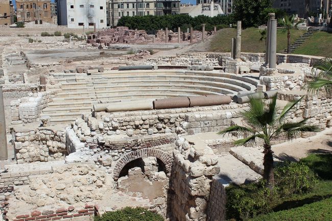 先ずはローマンシアターで発声しました。響き渡る地声に唖然。