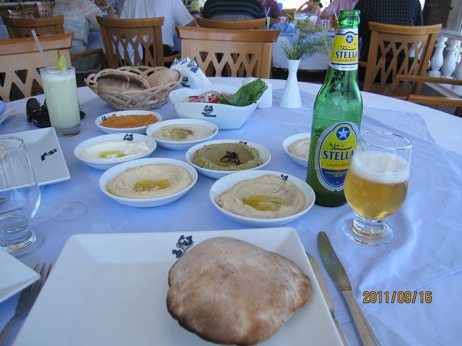 この丸型パンアエーシに各種ペーストをつけて食べるのがこちらの流儀のようだ。