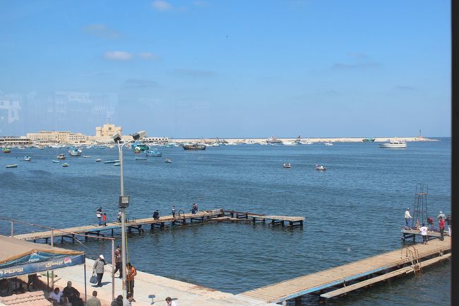 左奥に突き出ているのが、カイトベイの要塞