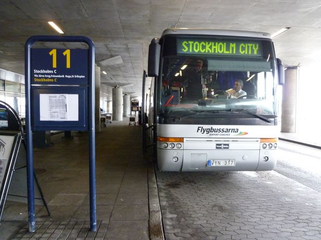 2010年4月29日（木）<br /><br />7時35分ロンドン・ヒースロー空港発の英国航空に乗り、ストックホルム・アーランダ空港には、10時45分ごろに到着しました。<br />定刻より早く着くのは、英国航空では珍しい気がします。<br /><br />空港前から出ている中央駅行きのエアポートバスで市内まで移動です。<br />バスの中でもカードが使えました。<br />バス代117SEK。