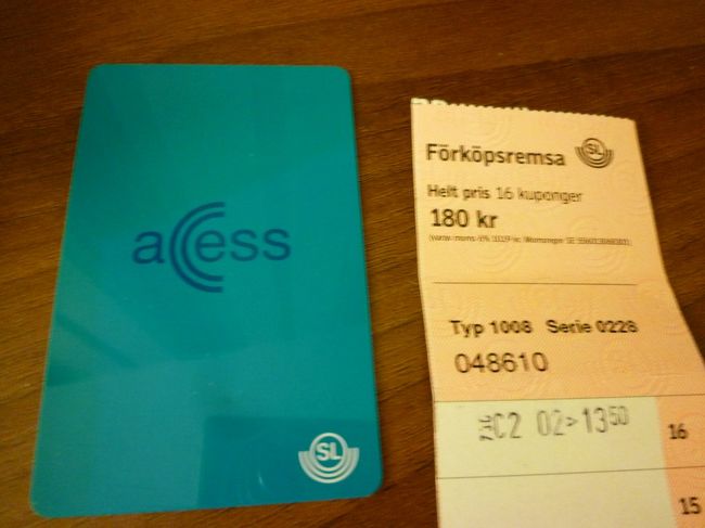 左が１日券をチャージしたカード。<br />スイカのように必要な金額をチャージする方式のようです。<br /><br />右が回数券。<br />後日、１日ウロウロしない日の移動用に使いました。<br />８回分使えて160SEK。<br />２人でこの１枚を使っても大丈夫でした。