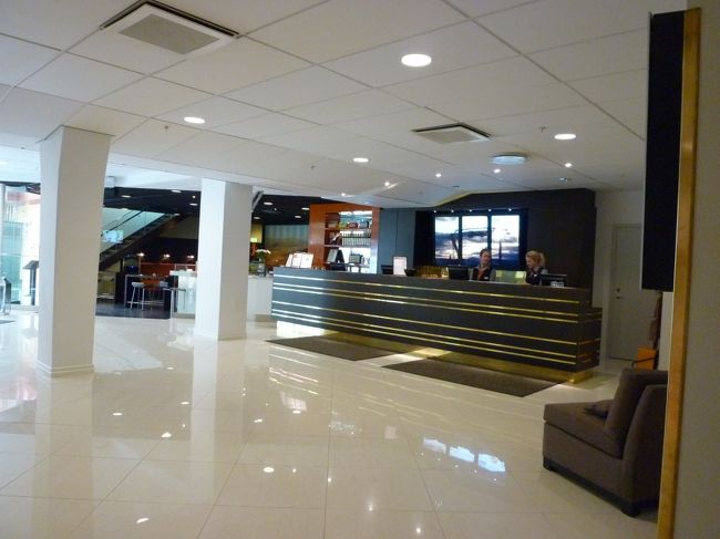 泊まったホテルは、「PARK INN SOLNA」というホテルです。<br /><br />さすが北欧のホテルと思わせるおしゃれなホテルのフロントです。